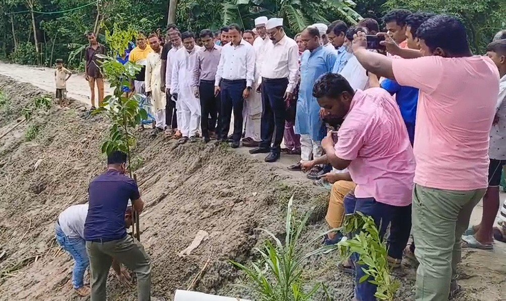 ‘প্রতিটি খালি জায়গায় গাছ লাগান’: কোন্ডায় এমপি গয়েশ্বর চন্দ্র রায়