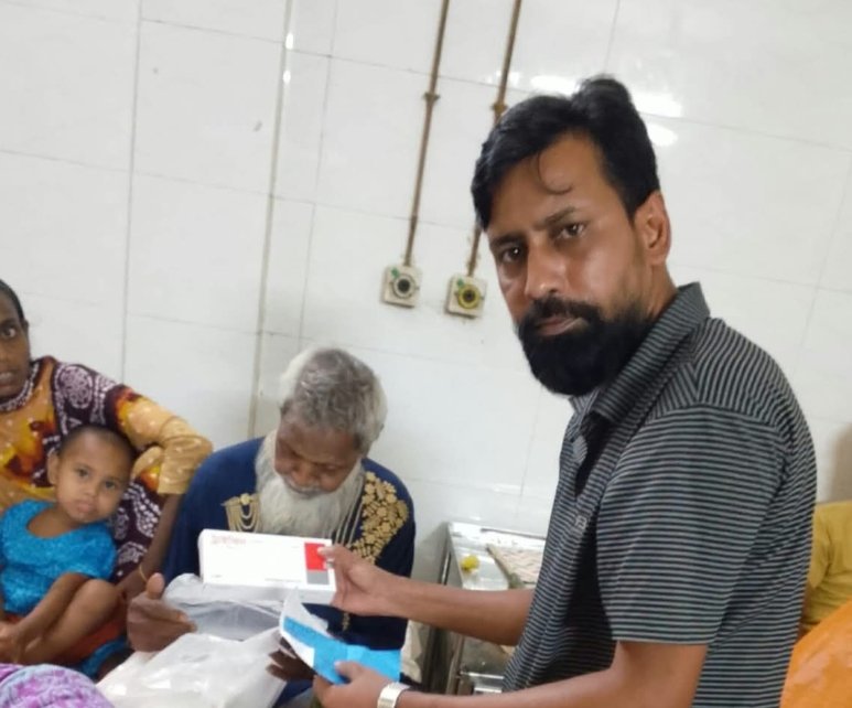   সাধ্যমতো অসহায় মানুষের পাশে থাকার প্রত্যয় ব্যক্ত করেন তিনি।