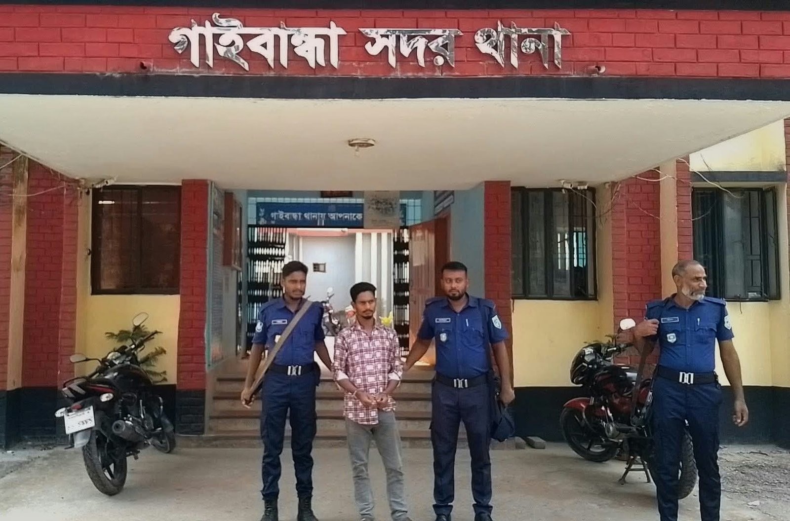 গাইবান্ধায় গৃহবধূকে ধর্ষণ ও হত্যাচেষ্টা: নারায়ণগঞ্জে আত্মগোপনে থাকা মিজানুর র‍্যাবের হাতে গ্রেপ্তার