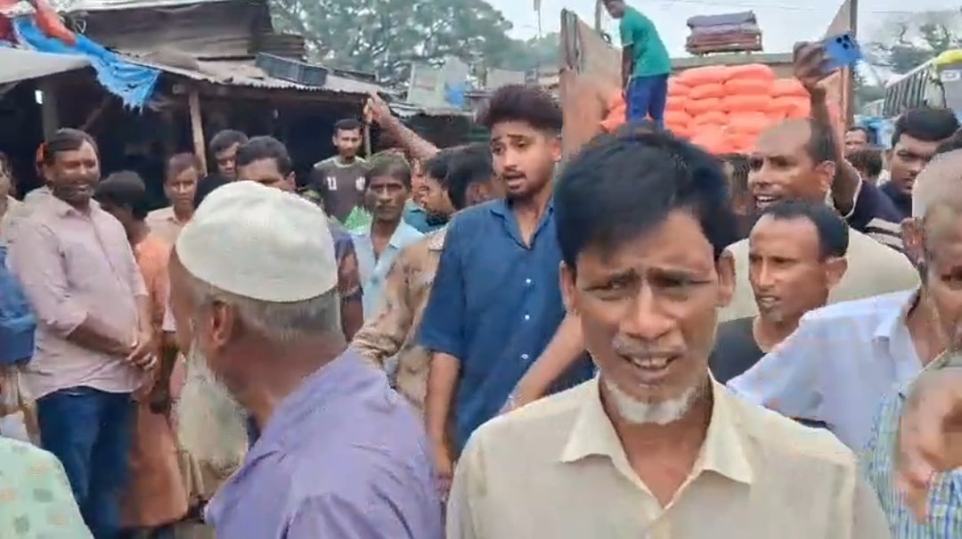 রাজশাহীর পুঠিয়ায় সারের দাবিতে মহাসড়ক অবরোধ করে কৃষকদের বিক্ষোভ 