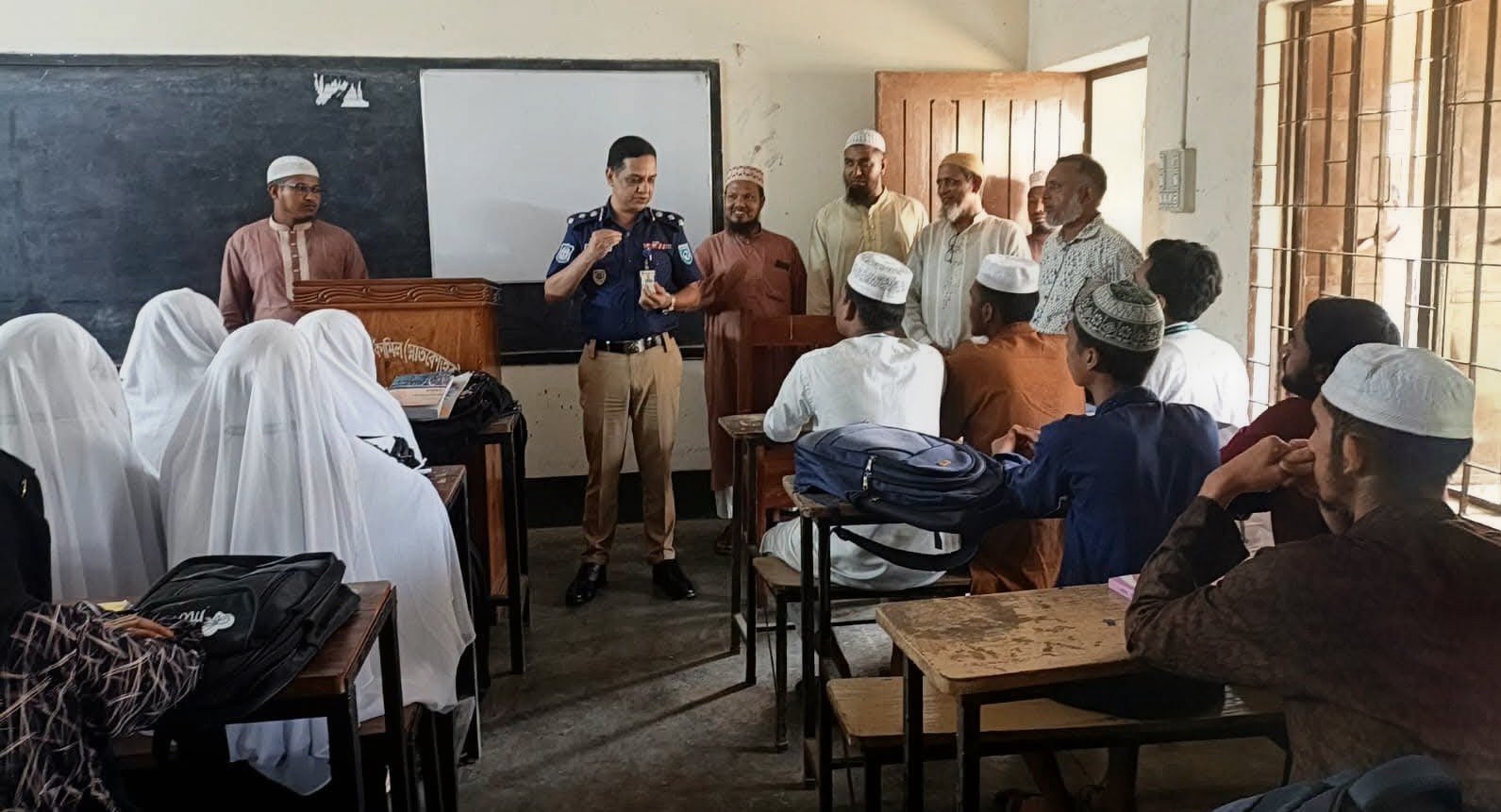 গাইবান্ধায় সিদ্দিকিয়া মাদ্রাসার শিক্ষক-শিক্ষার্থীদের সঙ্গে পুলিশ সুপারের মতবিনিময়