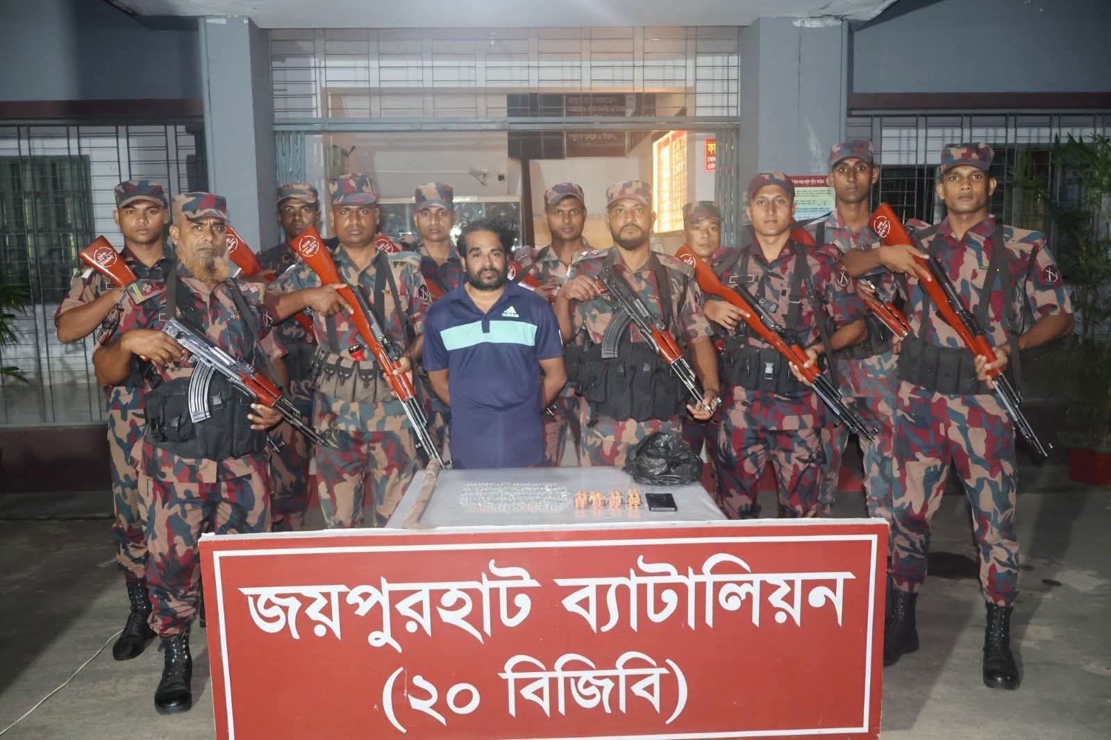 যৌথ অভিযানে মাদক ও রাম দাসহ যুবক আটক