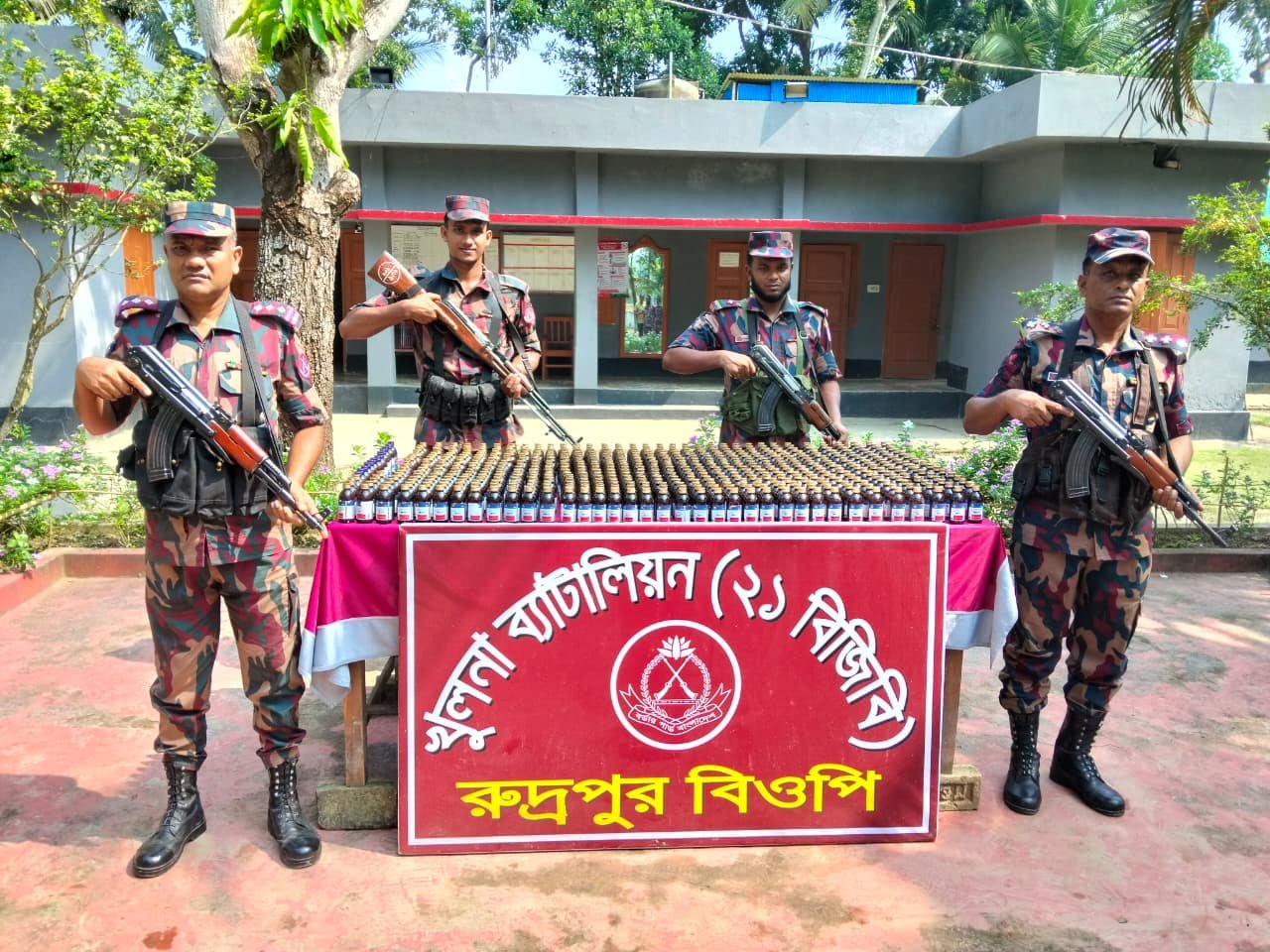 শার্শার রুদ্রপুর সীমান্ত থেকে ৫৫০ বোতল ভারতীয় মাদক জাতীয় সিরাপ উদ্ধার 