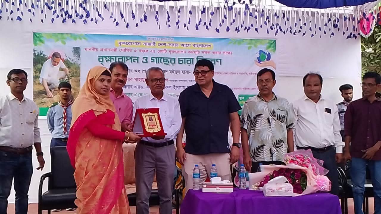 গাইবান্ধা আদর্শ কলেজে বৃক্ষরোপণ ও গাছের চারা বিতরণ