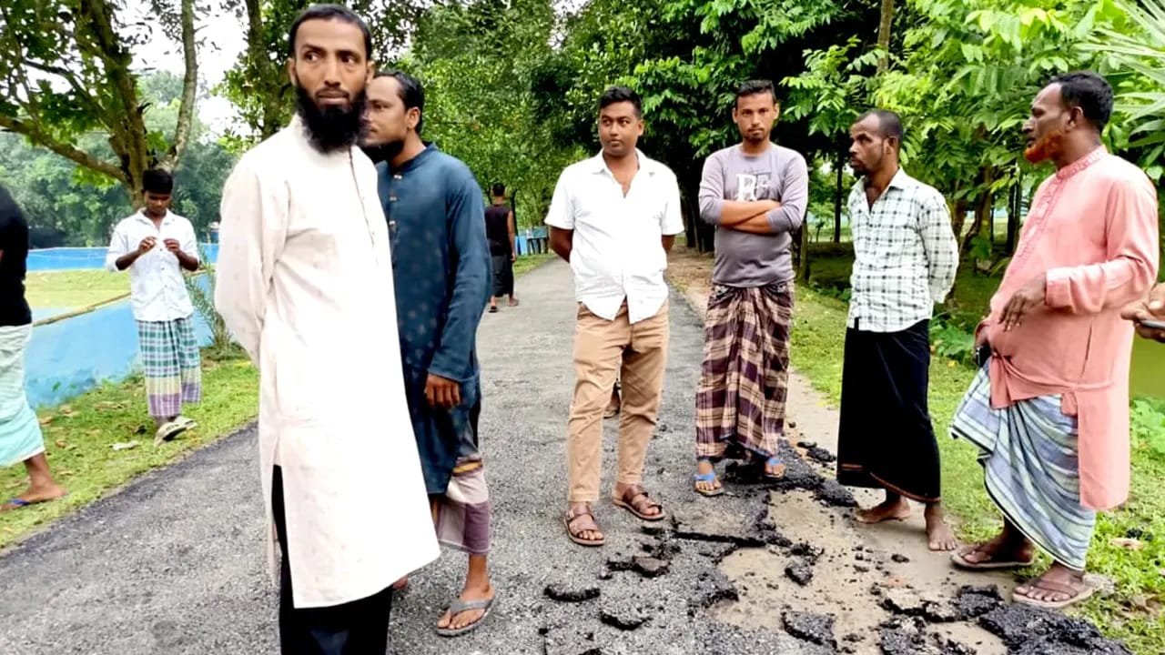 ত্রিশালে ২ কোটি ২৬ লাখ টাকায় নির্মিত সড়কে নিম্নমানের কার্পেটিংয়ের অভিযোগ 