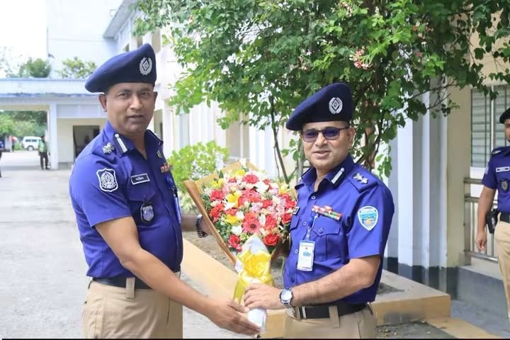 নোয়াখালীতে চট্টগ্রাম রেঞ্জের অ্যাডিশনাল ডিআইজি নাজিমুল হক, গার্ড অব অনার