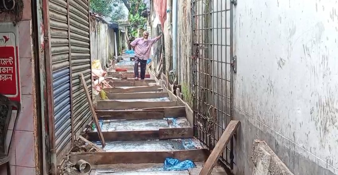 ডাকবাংলা এলাকায় ড্রেনের স্ল্যাব বর্ধন কাজে অনিয়মের অভিযোগ