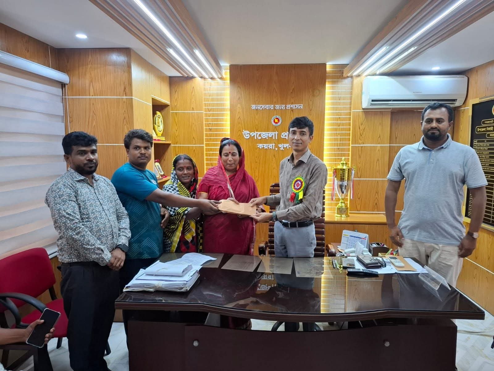 ‎কয়রায় অগ্নিকাণ্ডে ক্ষতিগ্রস্ত ৩ পরিবার পেল ঢেউটিন ও নগদ অর্থ ‎