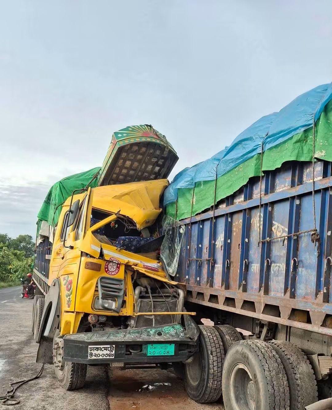 মান্দা চৌদ্দ মাইলে দাঁড়িয়ে থাকা ট্রাককে চলন্ত ট্রাকের ধাক্কা