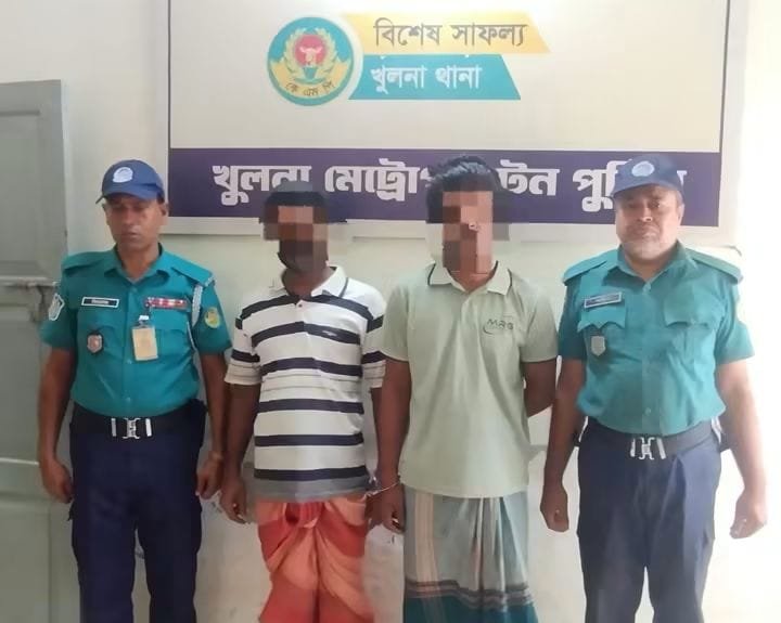 খুলনায় দুই সহযোগী গ্রেপ্তার, বাসার বিছানার নিচে মিলল অস্ত্র-গুলি