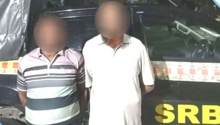 রাজশাহী মহানগরীতে বিদেশে পাচারের উদ্দেশ্যে রাখা প্রায় ৫০ লাখ ৬১ হাজার টাকা মূল্যের ২৪১ গ্রাম স্বর্ণসহ দুই ব্যক্তিকে আটক করেছে স্পেশাল রেসপন্স ব্যাটালিয়ন (এসআরবি)-৫।