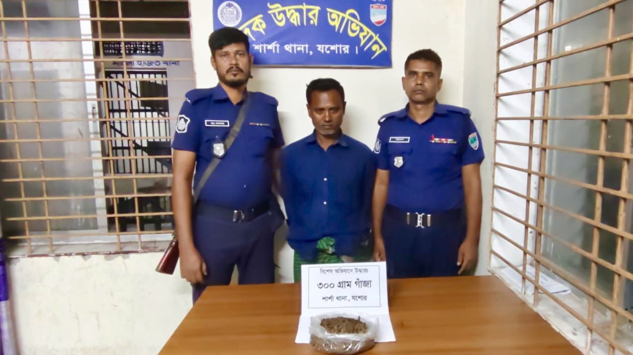 শার্শা থানা পুলিশ গাঁজা ও ব্যাটারী  চালিত ভ্যানসহ আটক-১