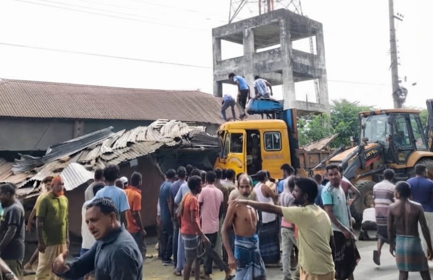 লালমনিরহাটের পাটগ্রামে মর্মান্তিক সড়ক দুর্ঘটনায় ৪ জন নিহত