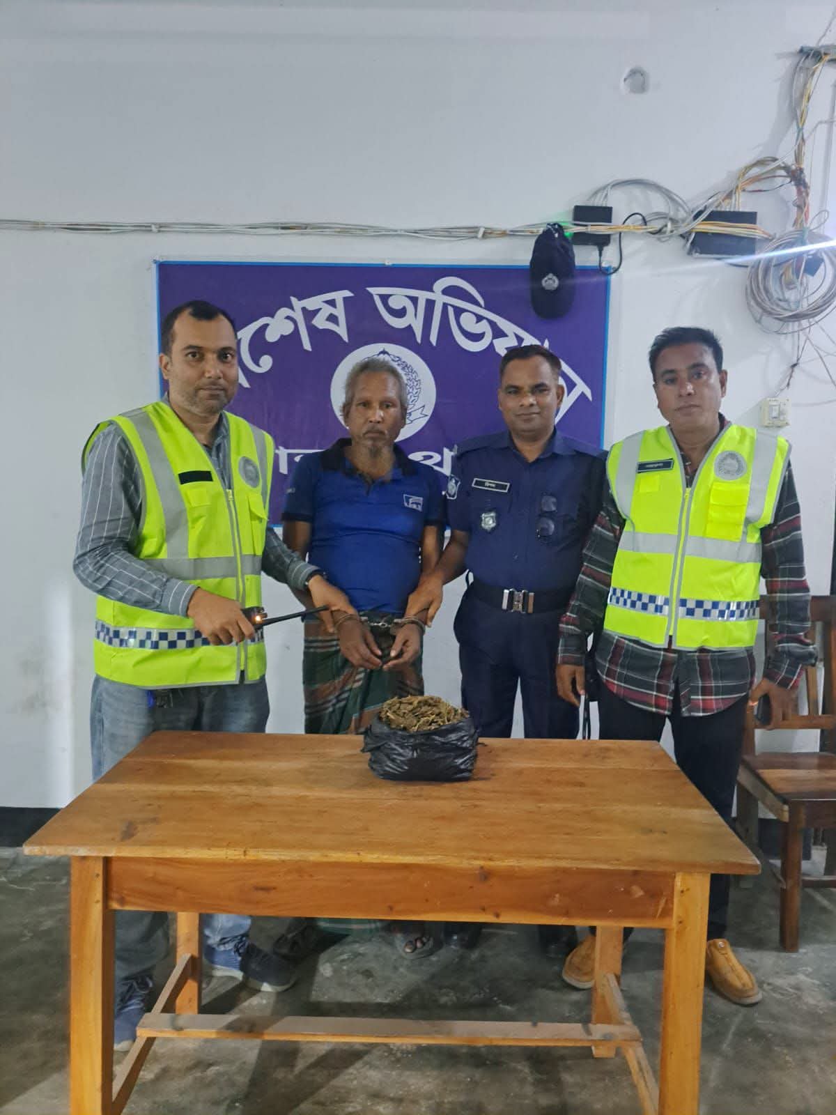 মান্দায় চায়ের দোকান থেকে ৫৭৫ গ্রাম গাঁজাসহ এক মাদক কারবারিকে গ্রেপ্তার করেছে পুলিশ