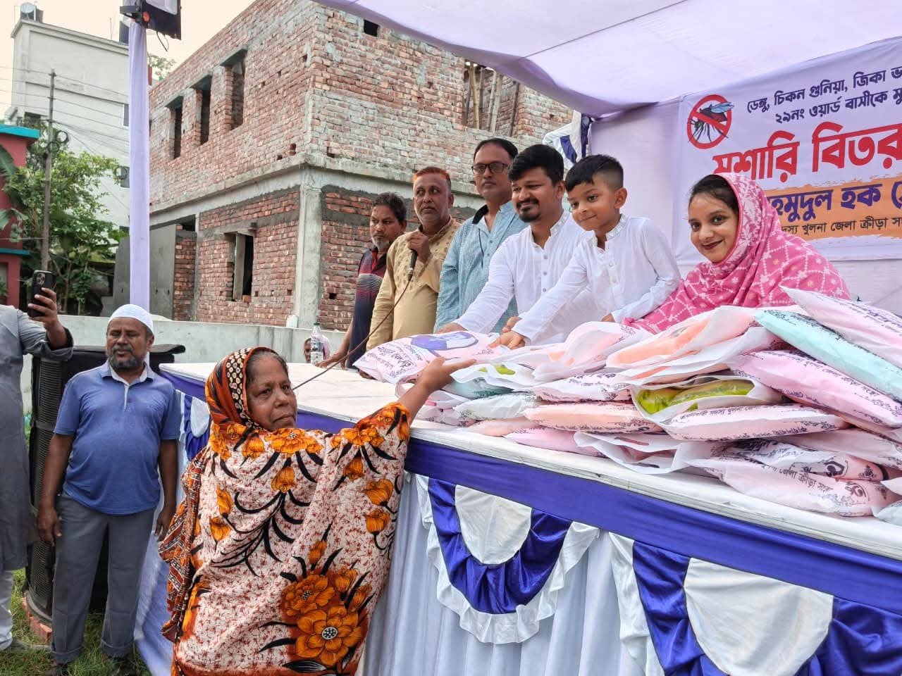 ডেঙ্গু প্রতিরোধে ২৯ নম্বর ওয়ার্ডে মশারি বিতরণ