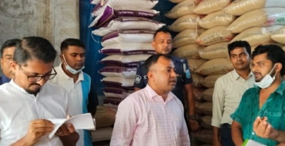 সোনারগাঁও পাটজাত মোড়ক ব্যবহার না করায় তিন ব্যবসায়ীকে জরিমানা