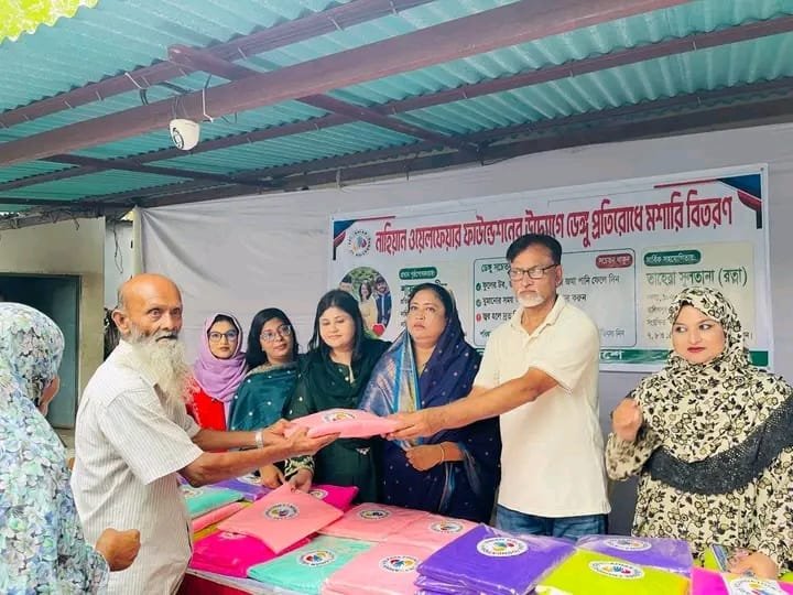 খুলনায় ডেঙ্গু প্রতিরোধে ১০০ মশারি বিতরণ