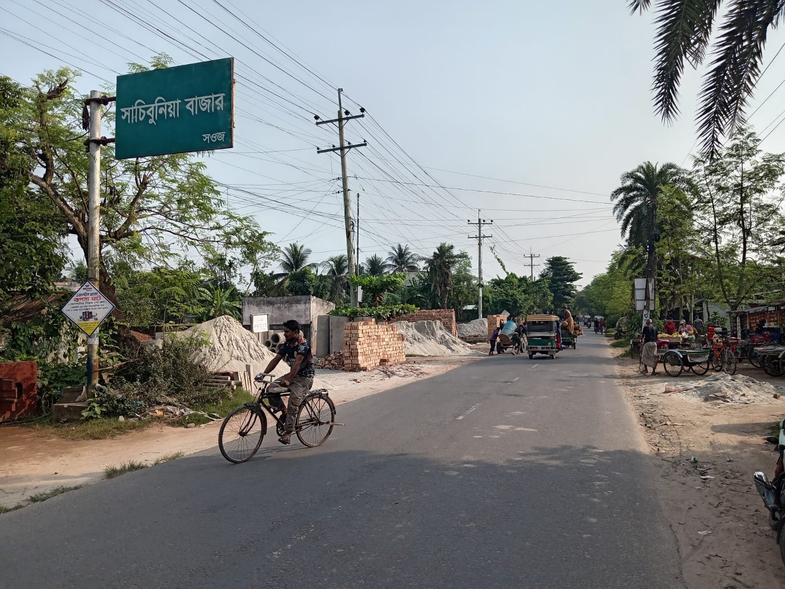 গল্লামারি-বটিয়াঘাটা সড়ক দখলে জনদুর্ভোগ, বাড়ছে দুর্ঘটনার শঙ্কা