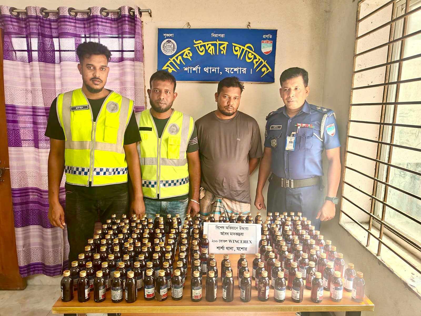 শার্শা থানা পুলিশের অভিযানে ২০০ বোতল ভারতীয় নেশাজাতীয় সিরাপ ও ইজিবাইকসহ এক মাদক কারবারি আটক