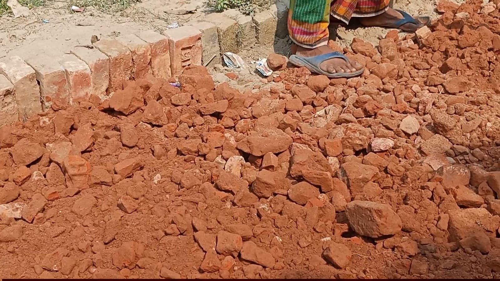 নওগাঁর আত্রাইয়ে ৩ কোটি টাকার সড়ক নির্মাণে নিম্নমানের খোয়া এলজিইডির নির্দেশ উপেক্ষা করে সাববেইজের কাজ শেষ করার অভিযোগ।