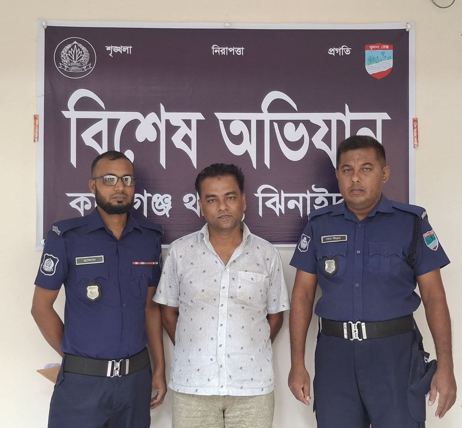 ঝিনাইদহের কালীগঞ্জ থানা পুলিশের একটি বিশেষ দল অভিযান চালিয়ে সন্ত্রাস বিরোধী আইনের মামলায় মো. মুজাহিদুল ইসলাম রুমি (৪৫) নামের এক ছাত্রলীগ ও স্বেচ্ছাসেবক লীগ নেতাকে গ্রেফতার করেছে।